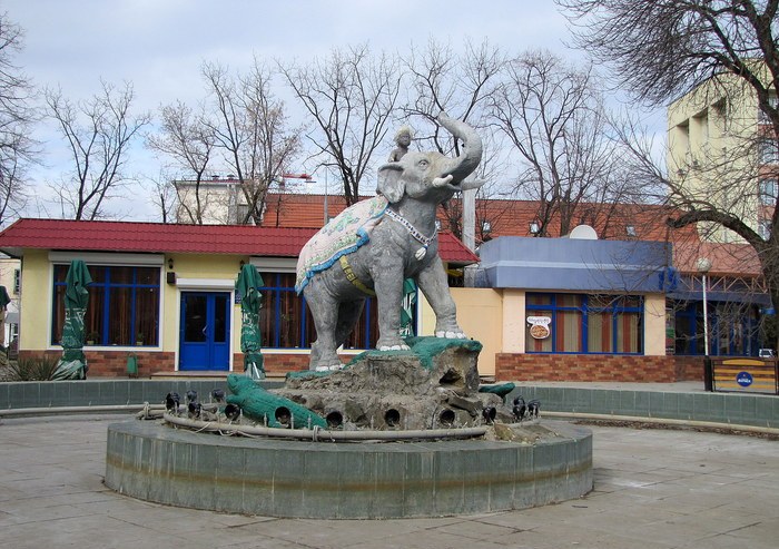 Индийский мальчик со слоном - памятник г.Краснодар